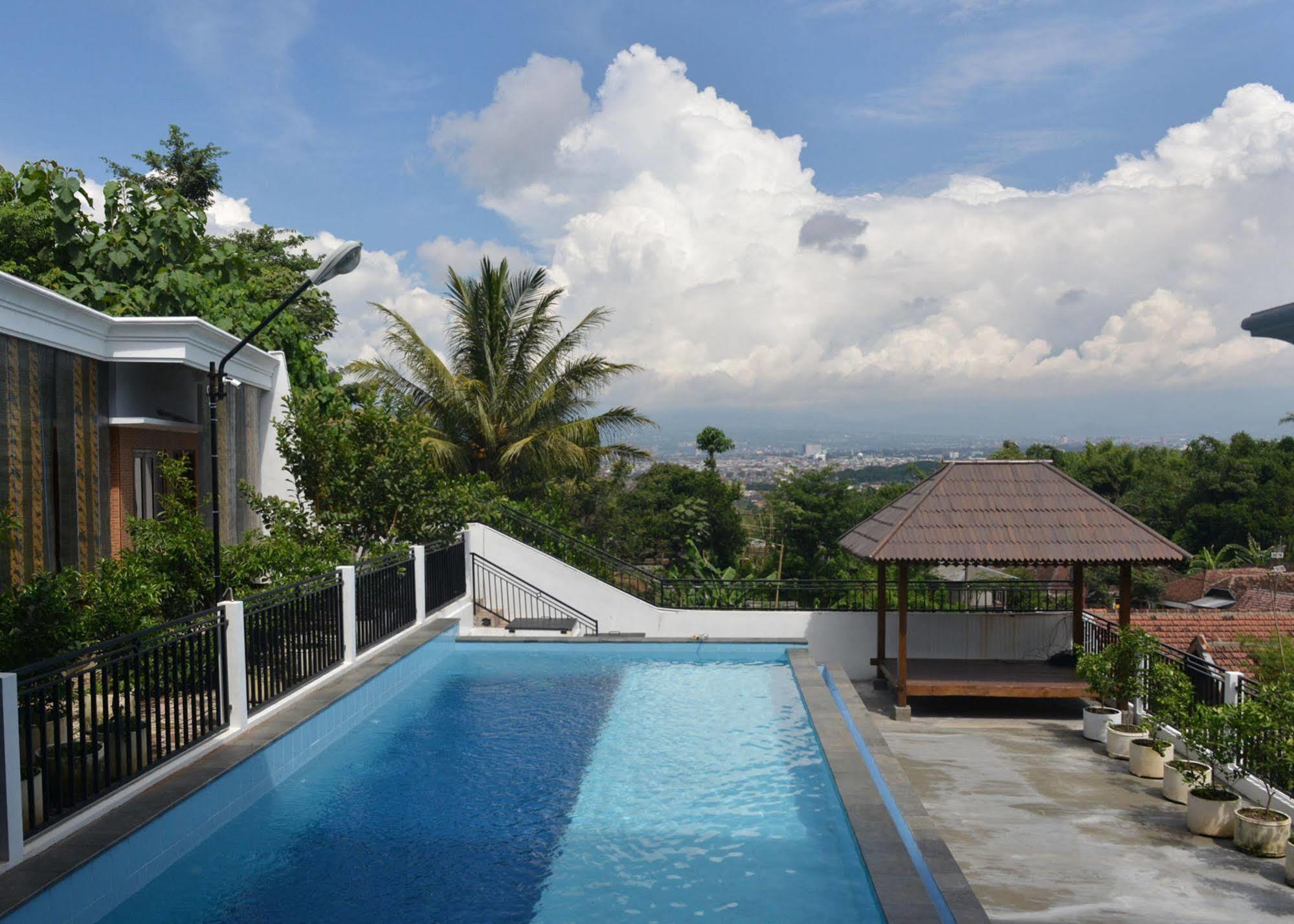 Отель Malang Hill Syariah Redpartner Экстерьер фото