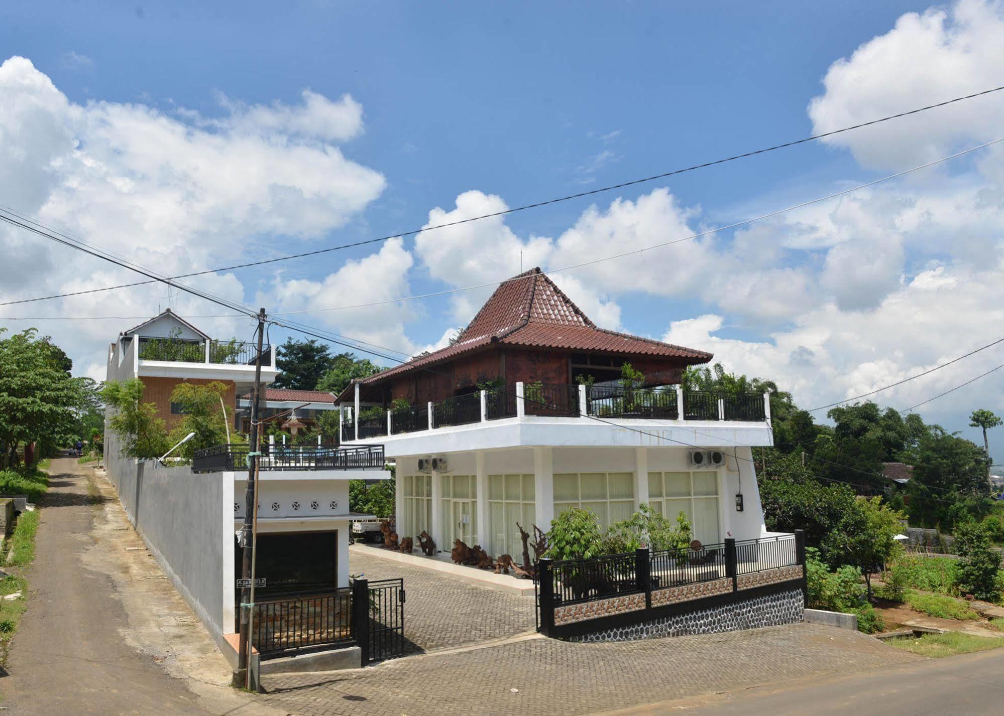 Отель Malang Hill Syariah Redpartner Экстерьер фото