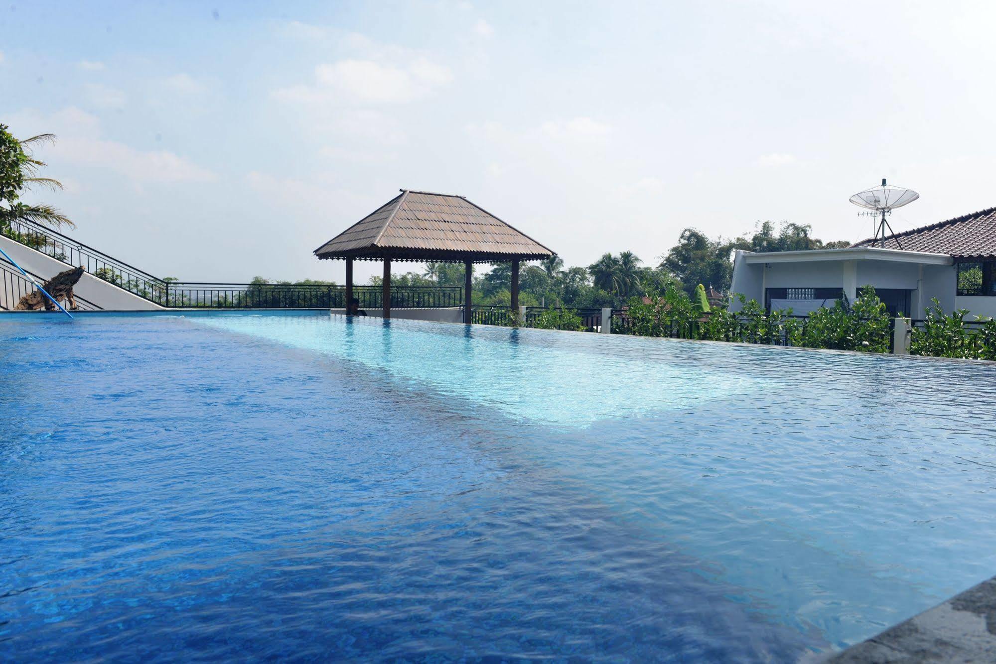Отель Malang Hill Syariah Redpartner Экстерьер фото