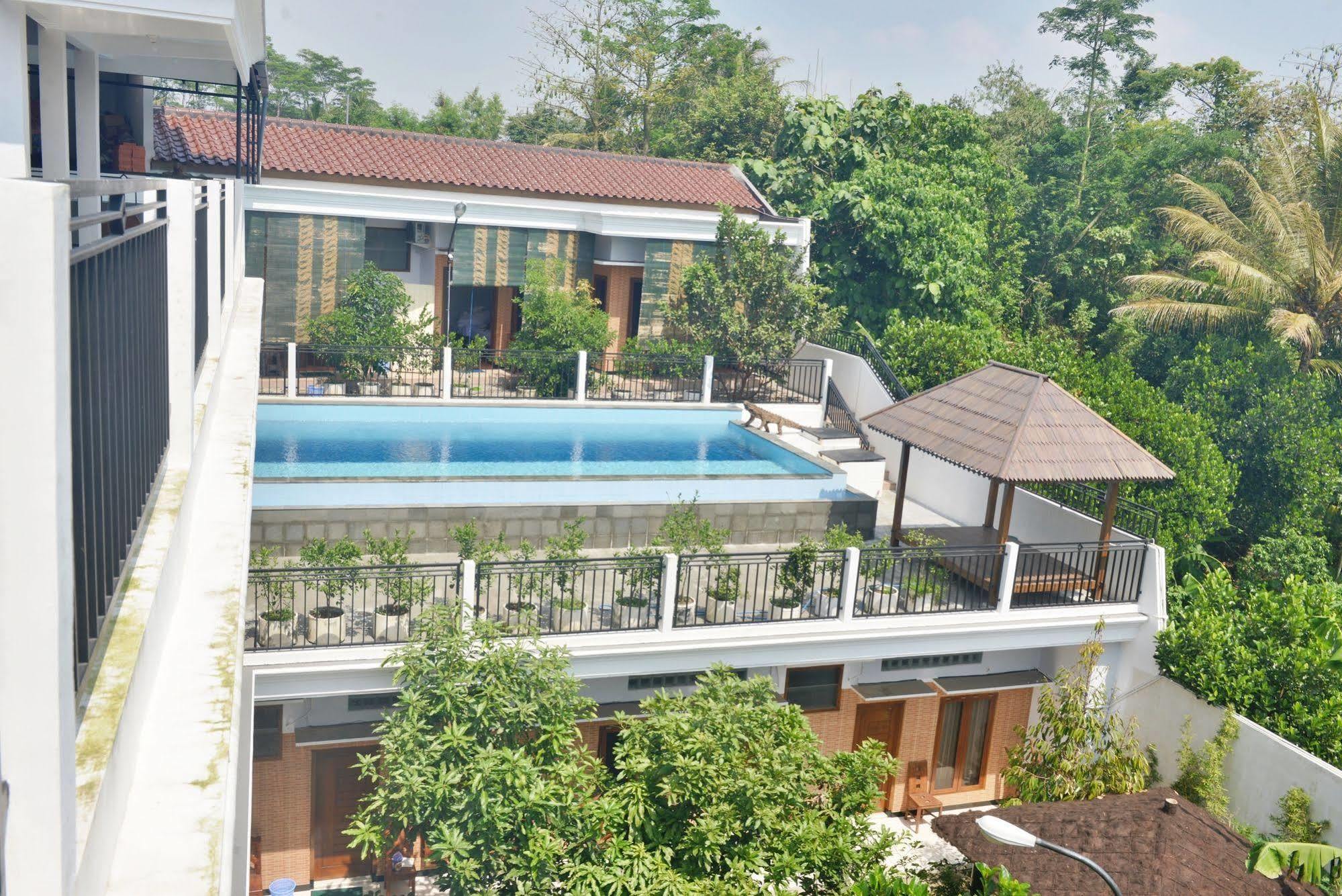 Отель Malang Hill Syariah Redpartner Экстерьер фото