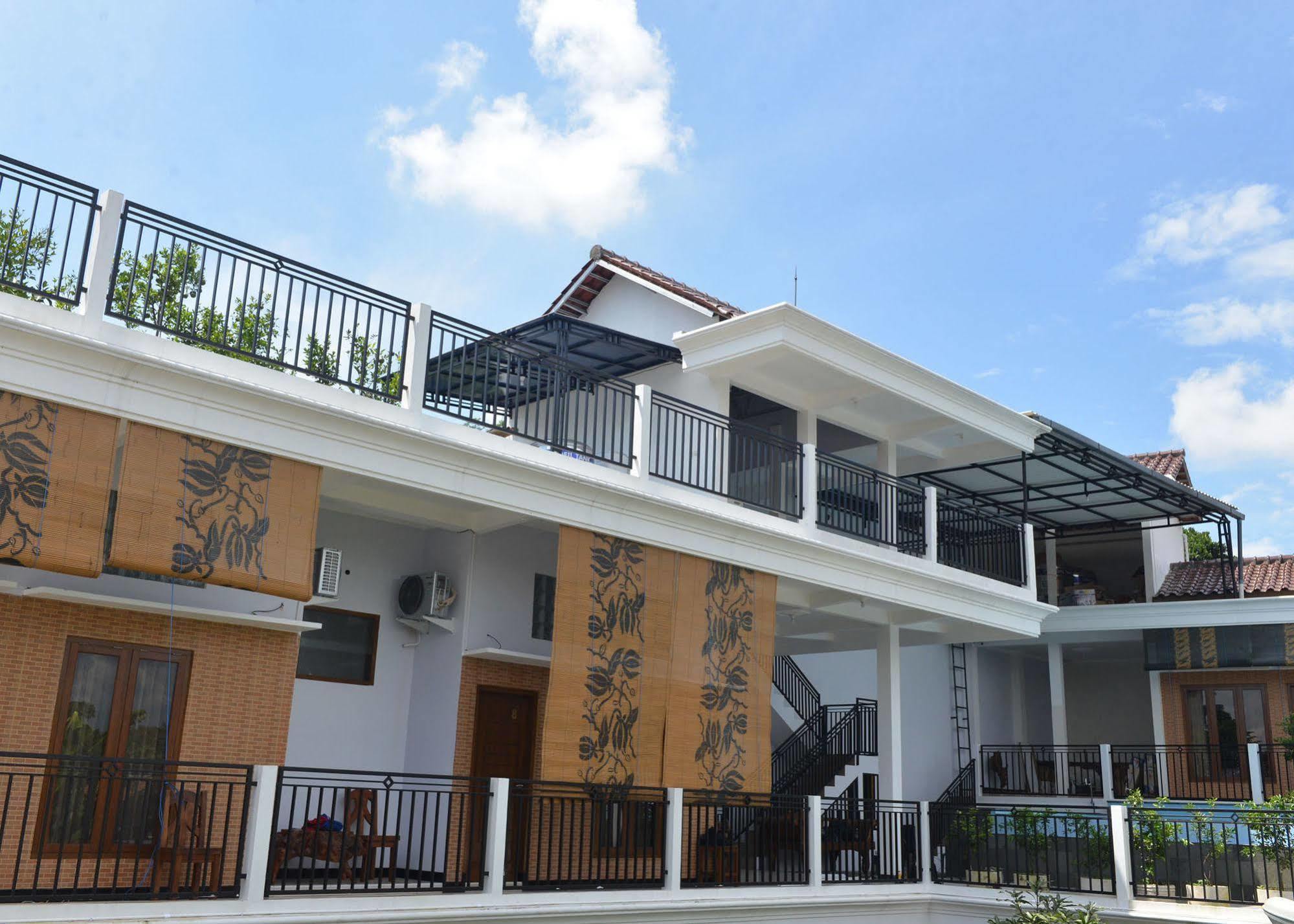 Отель Malang Hill Syariah Redpartner Экстерьер фото